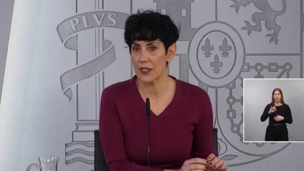 La ministra Elma Saiz durante la conferencia de prensa en el Palacio de la Moncloa anunciando la declaración por el golpe en Argentina.