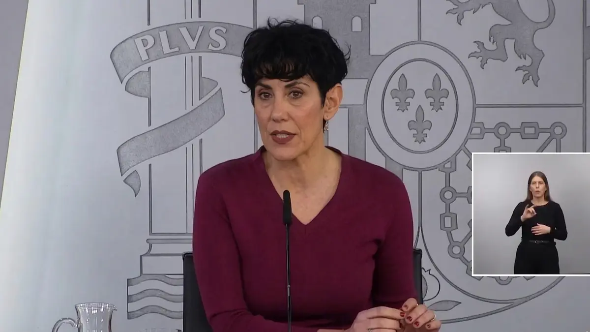 La ministra Elma Saiz durante la conferencia de prensa en el Palacio de la Moncloa anunciando la declaración por el golpe en Argentina.