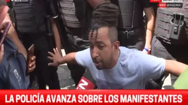 Marcha por la emergencia en discapacidad frente al Ministerio de Salud con familiares y prestadores reclamando pagos atrasados.