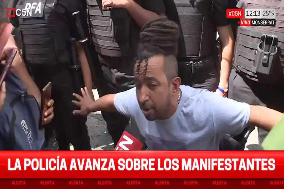 Marcha por la emergencia en discapacidad frente al Ministerio de Salud con familiares y prestadores reclamando pagos atrasados.