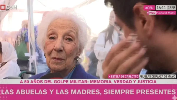 La titular de Abuelas de Plaza de Mayo, Estela de Carlotto, es entrevistada por Lautaro Maislin en la Plaza de Mayo durante el acto por el Día de la Memoria.