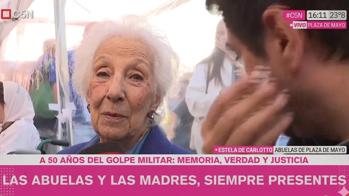 La titular de Abuelas de Plaza de Mayo, Estela de Carlotto, es entrevistada por Lautaro Maislin en la Plaza de Mayo durante el acto por el Día de la Memoria.