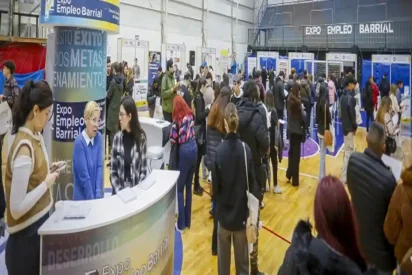 Fila de personas buscando trabajo en la Expo Empleo Barrial en Caballito
