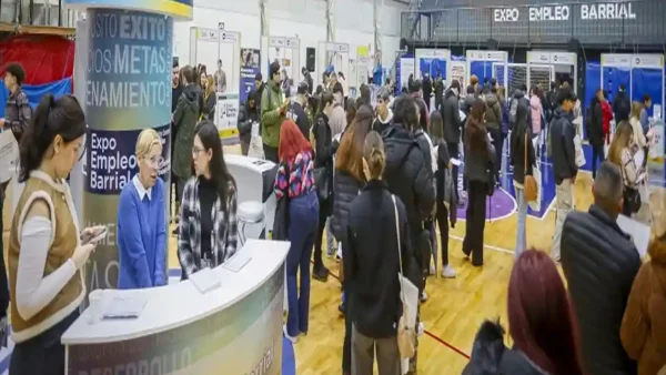 Fila de personas buscando trabajo en la Expo Empleo Barrial en Caballito