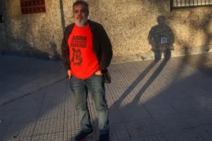 Fabián Grillo durante el reclamo de justicia por el ataque a su hijo Pablo
