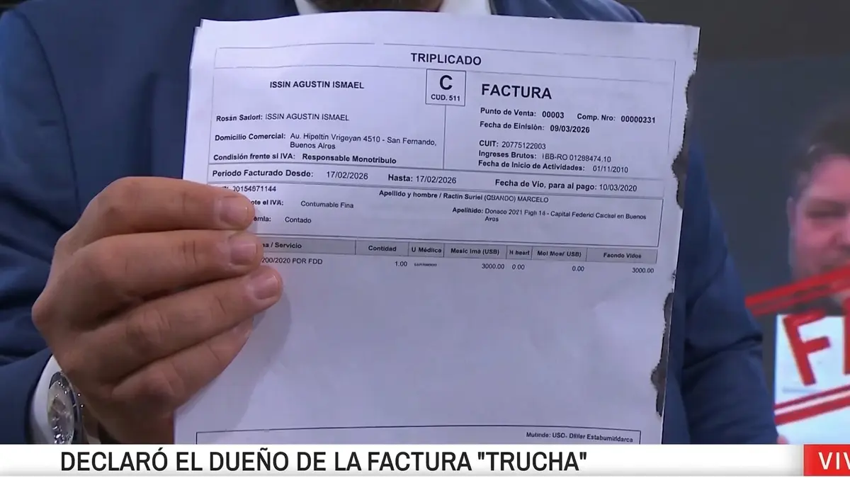 Factura del vuelo de Adorni mostrada en primer plano durante un programa de televisión