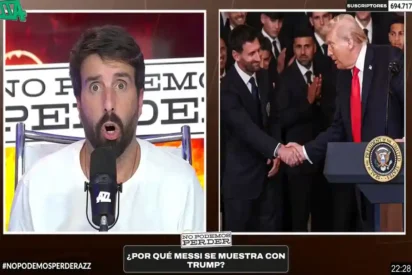 Flavio Azzaro analizando la foto de Lionel Messi y Donald Trump en su stream