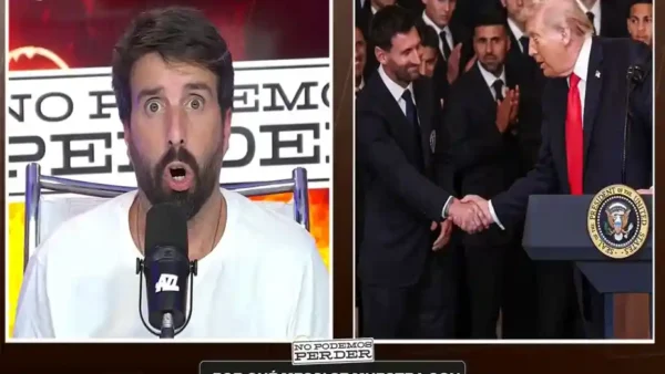 Flavio Azzaro analizando la foto de Lionel Messi y Donald Trump en su stream