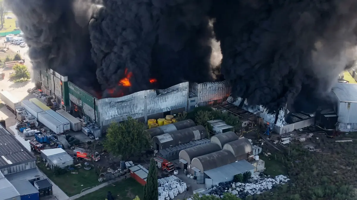 incendio con humo negro en fábrica de Francisco Álvarez Francisco Álvarez