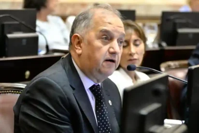 Carlos Linares en el Senado criticando a Manuel Adorni por uso del avión presidencial