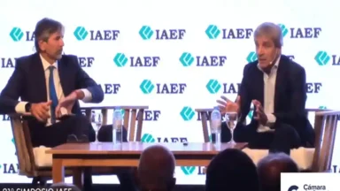 Luis Caputo durante una declaración sobre la economía y la deuda en Argentina