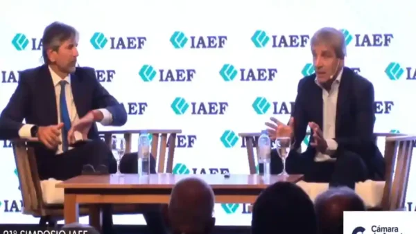 Luis Caputo durante una declaración sobre la economía y la deuda en Argentina