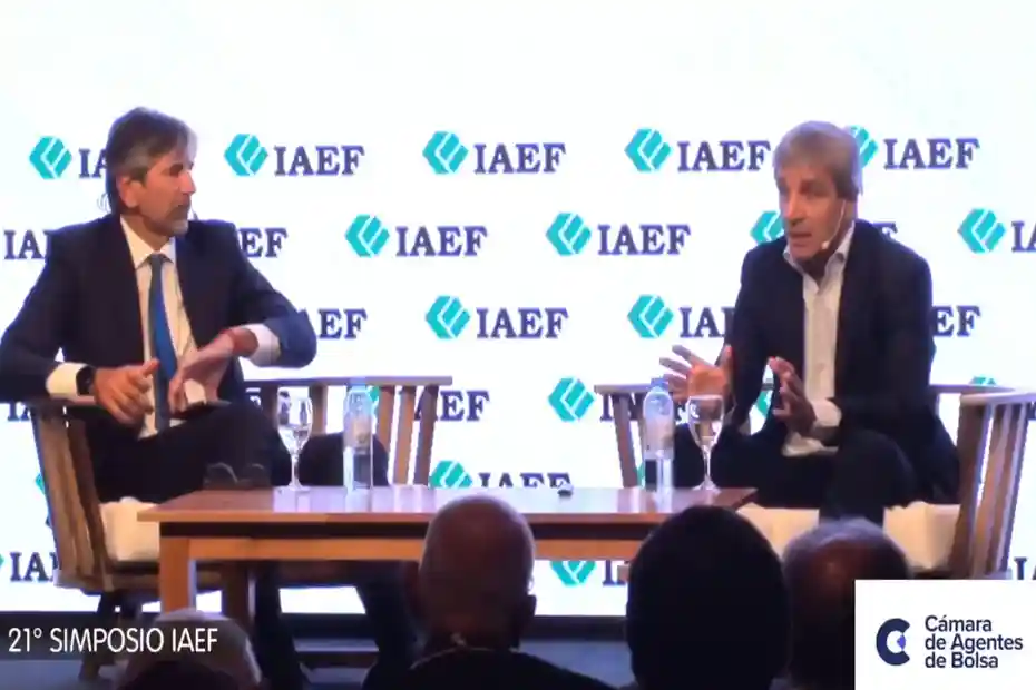 Luis Caputo durante una declaración sobre la economía y la deuda en Argentina