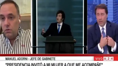 Manuel Adorni en conferencia de prensa defendiendo su viaje oficial. Manuel Adorni