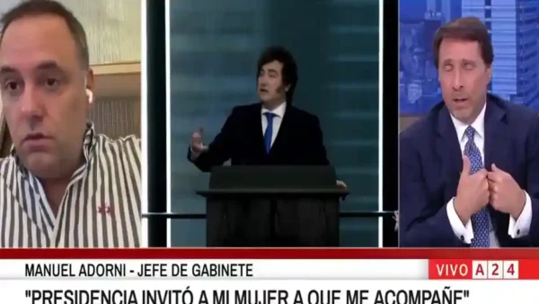 Manuel Adorni en conferencia de prensa defendiendo su viaje oficial. Manuel Adorni