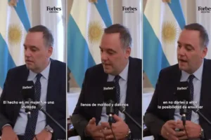 Manuel Adorni durante la entrevista en el consulado argentino en Nueva York