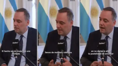 Manuel Adorni durante la entrevista en el consulado argentino en Nueva York