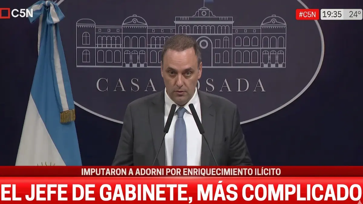 Manuel Adorni en una cobertura sobre la causa por presunto enriquecimiento ilícito.