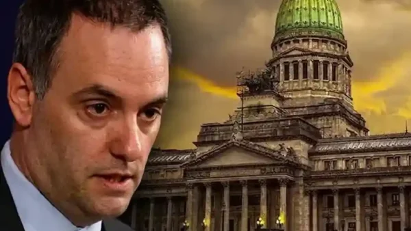 Manuel Adorni en contexto de la investigación judicial por su viaje a Punta del Este