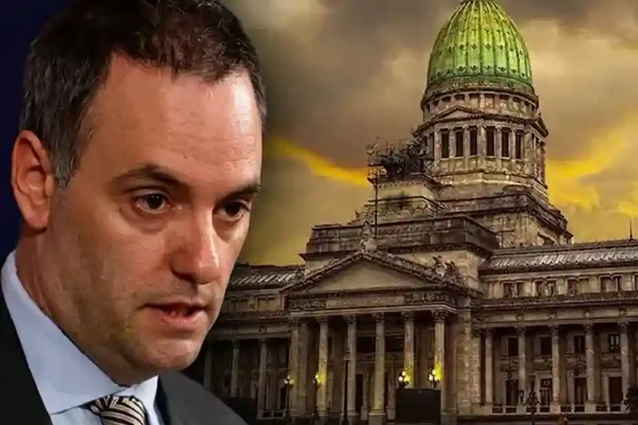 Manuel Adorni en contexto de la investigación judicial por su viaje a Punta del Este