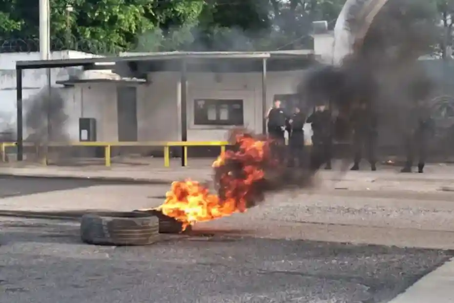 Familiares de Martín Luciano Siegfried heridos por fuego frente a la UP1 de Paraná tras el asesinato del interno.