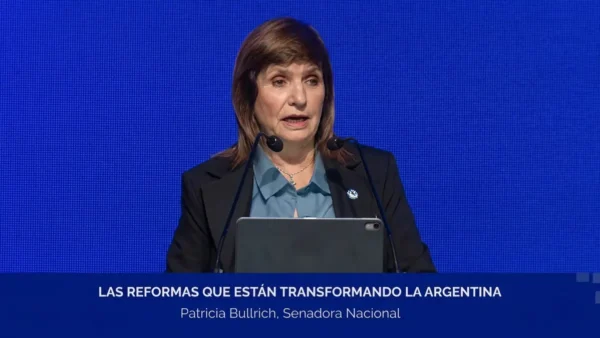 Patricia Bullrich hablando en evento empresarial sobre sacar los dólares del colchón