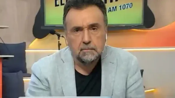 El periodista Roberto Navarro analizando el impacto político de la imagen de Lionel Messi y Donald Trump.
