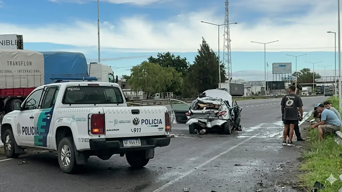 Accidente en Ruta 9 en Campana donde un camión chocó a un auto detenido y murió una mujer