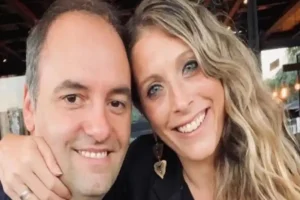 Cuenta de Sacachispas reaccionando al viaje de Manuel Adorni a Nueva York