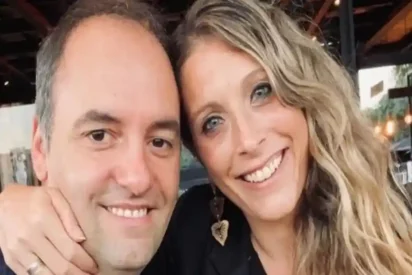 Cuenta de Sacachispas reaccionando al viaje de Manuel Adorni a Nueva York