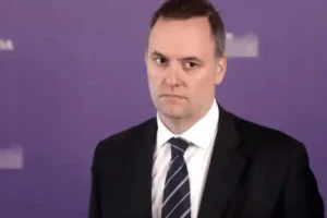 Manuel Adorni y la frase “Somos humanos” tras la polémica por deslomarse