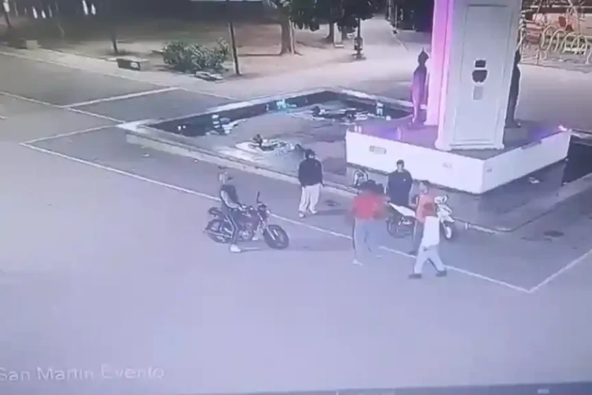 Escena de tiroteo en plaza de Berazategui donde ocurrió el crimen de Santiago Agustín González