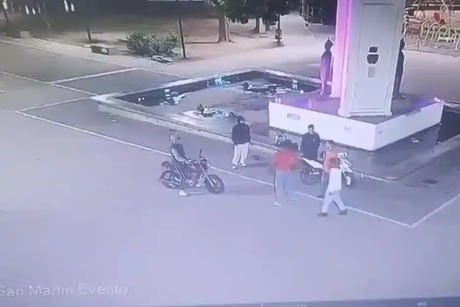 Escena de tiroteo en plaza de Berazategui donde ocurrió el crimen de Santiago Agustín González