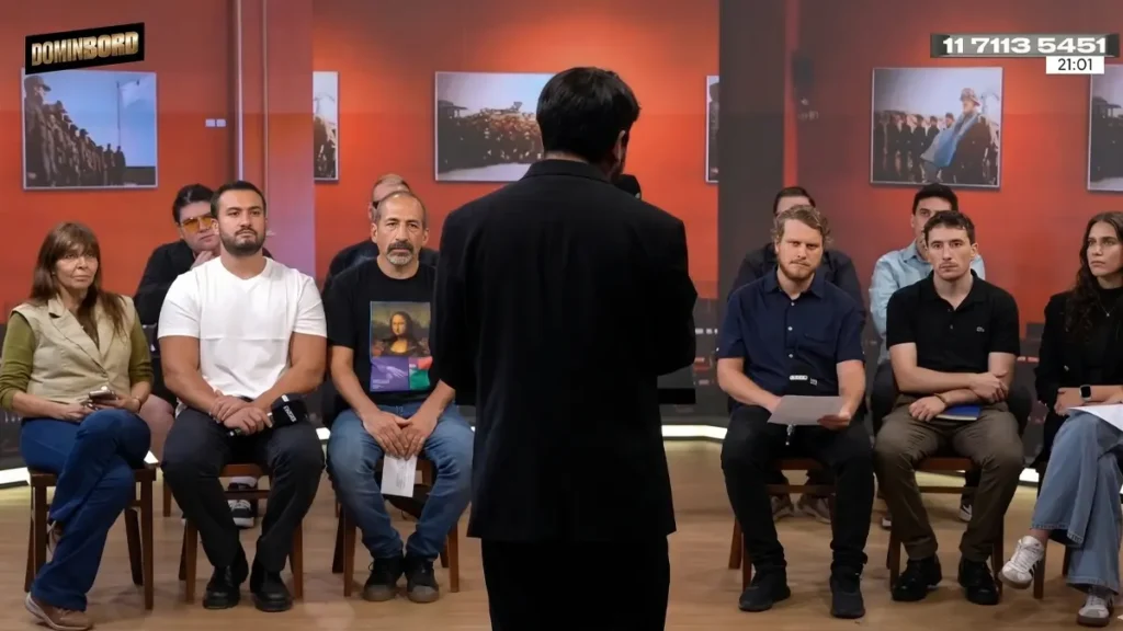 Tomás Rebord durante la parodia a Manuel Adorni junto a acreditados en Blender