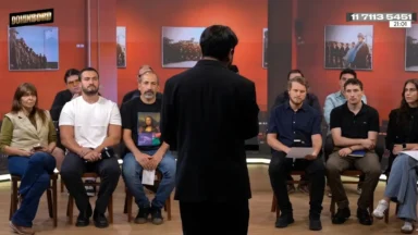 Tomás Rebord durante la parodia a Manuel Adorni junto a acreditados en Blender