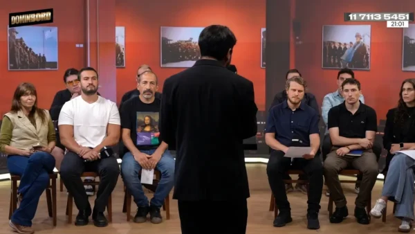 Tomás Rebord durante la parodia a Manuel Adorni junto a acreditados en Blender