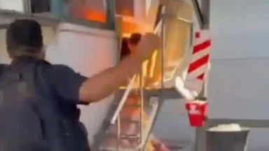 Operativo de emergencia frente a una empresa por la tragedia en Rosario tras el reclamo salarial de un trabajador.