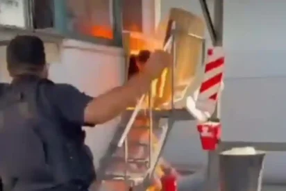 Operativo de emergencia frente a una empresa por la tragedia en Rosario tras el reclamo salarial de un trabajador.