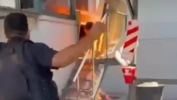 Operativo de emergencia frente a una empresa por la tragedia en Rosario tras el reclamo salarial de un trabajador.