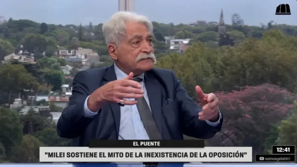 Jorge Asís durante una entrevista hablando sobre la oposición en Argentina