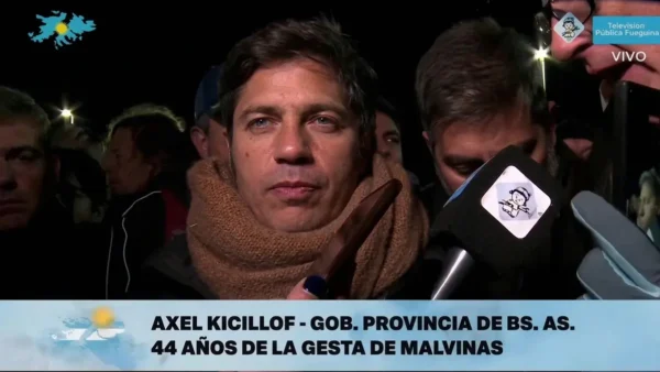 Axel Kicillof durante la vigilia por Malvinas en Río Grande.