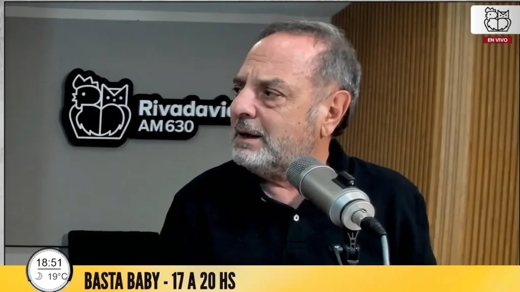 Baby Etchecopar explotó contra Milei durante una editorial en Radio Rivadavia y cuestionó sus viajes al exterior.