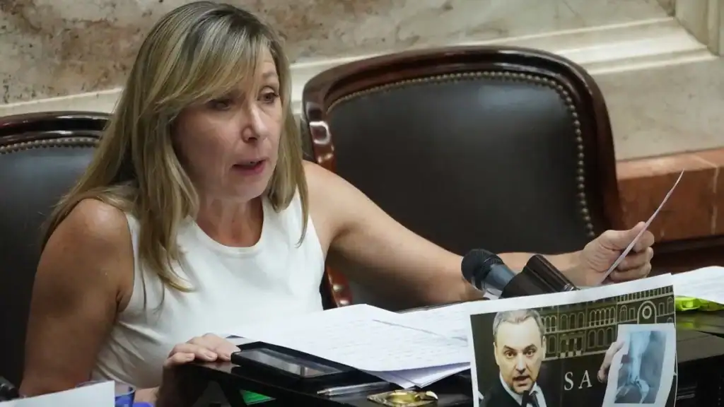 Myriam Bregman cuestiona a Adorni en el Congreso