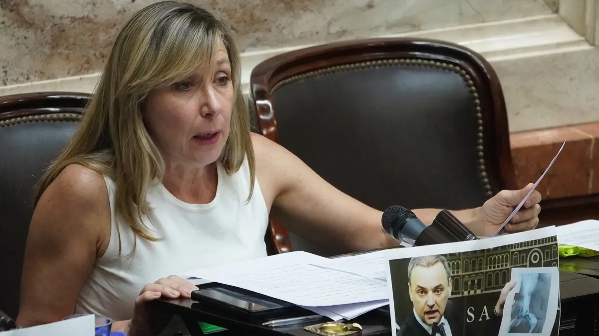 Myriam Bregman cuestiona a Adorni en el Congreso