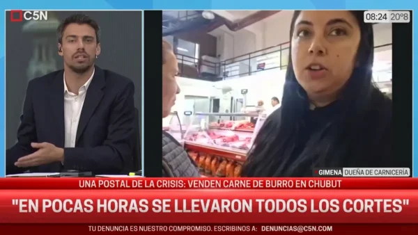 Cortes de carne de burro exhibidos en una carnicería de Trelew
