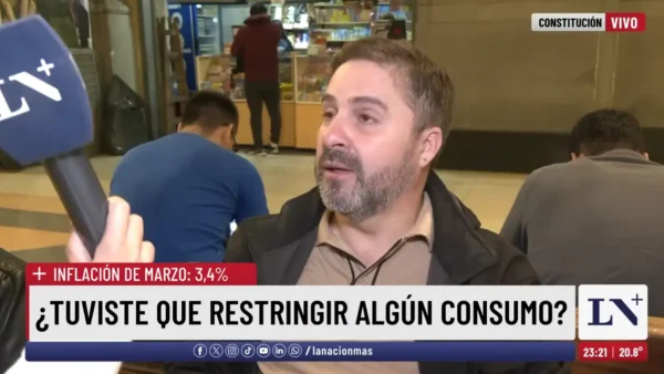 Personas reflejan la restricción de consumo en compras en Constitución