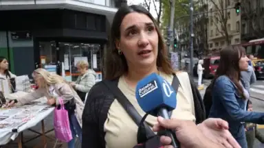mujer entrevistada en la calle hablando sobre la crisis económica