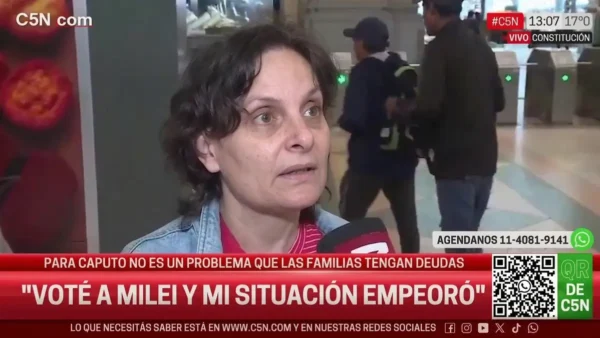 Persona en Estación Constitución reflejando impacto de la crisis económica