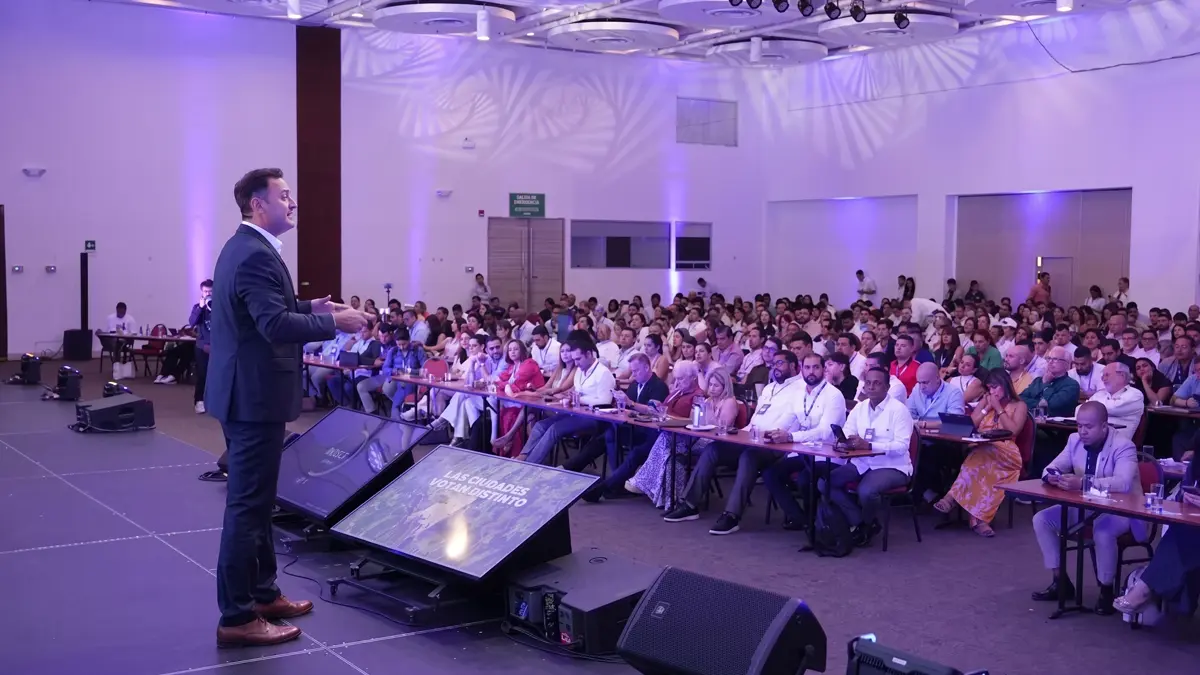 Cumbre Mundial de Comunicación Política enfocada en capacitación y estrategia política