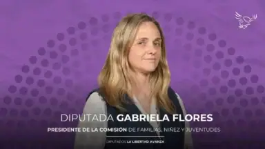 María Gabriela Flores durante una declaración pública sobre pasajes del Congreso
